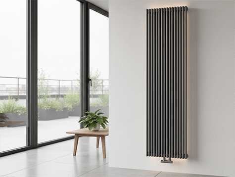 Moderner vertikaler Heizkörper in einem Wohnraum als Beispiel für Heizungsinstallation