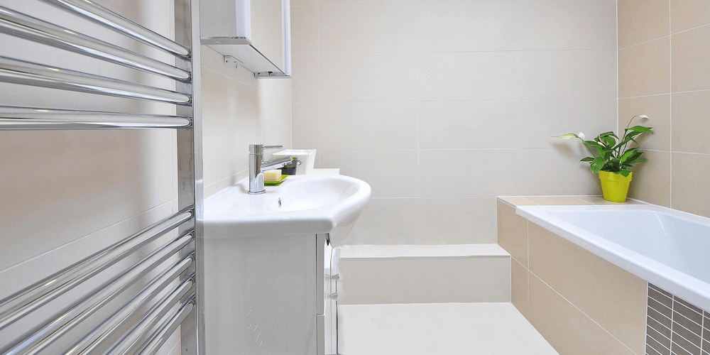 Badezimmer mit Sanitärinstallation und Heizkörper für Heizung und Sanitär Betrieb