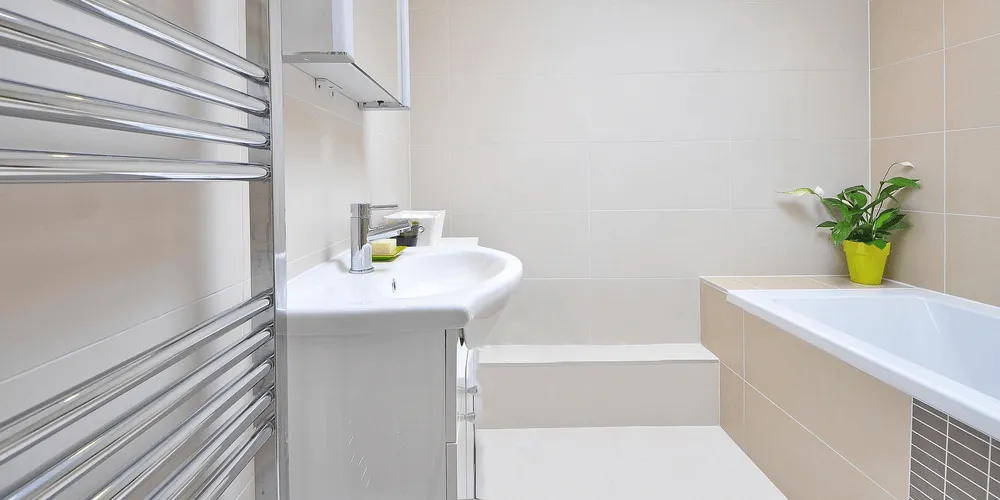 Badezimmer mit Sanitärinstallation und Heizkörper für Heizung und Sanitär Betrieb